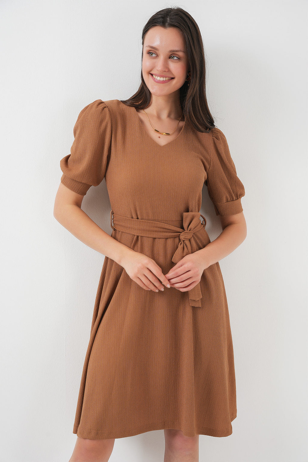 Ruda suknelė su dirželiu BIG12913